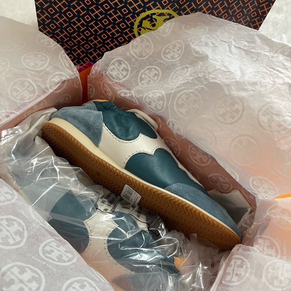 NWT. Tory Burch Serif sneaker-Tumbled Leather/Calf leather Brisk blue